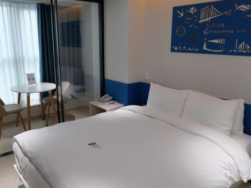 韓國|釜山 海雲台中心彩鴻酒店公寓Travelodge Suite Busan Centum:連鎖品牌新開幕、交通便利、平價飯店推薦 - 第1張圖