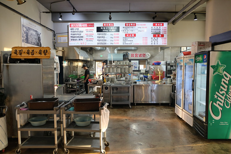 韓國|「Jejuko 제주코」濟州翰林邑黑豬肉專賣店:40年經驗主廚經營的道地濟州燒肉 - 第4張圖 韓國|「Jejuko 제주코」濟州翰林邑黑豬肉專賣店:40年經驗主廚經營的道地濟州燒肉