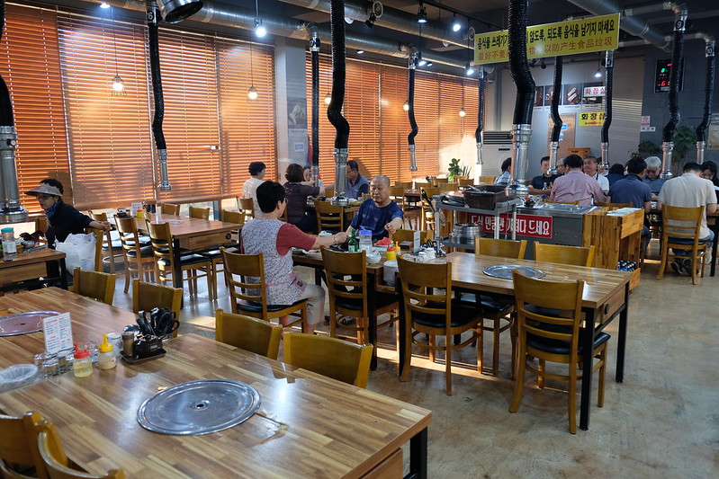 韓國|「Jejuko 제주코」濟州翰林邑黑豬肉專賣店:40年經驗主廚經營的道地濟州燒肉 - 第3張圖 韓國|「Jejuko 제주코」濟州翰林邑黑豬肉專賣店:40年經驗主廚經營的道地濟州燒肉