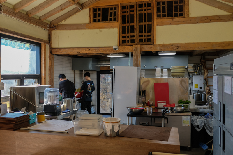 西歸浦黑豬肉湯麵餐廳開放式廚房，整潔乾淨的料理空間