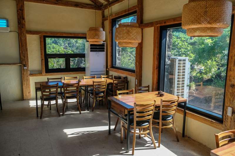 西歸浦黑豬肉湯麵餐廳室內空間，原木結構搭配明亮採光