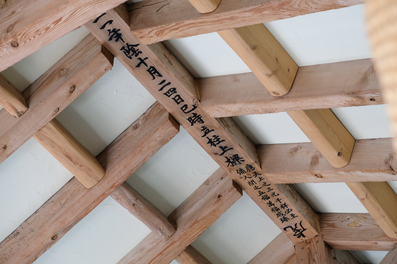 濟州黑豬肉湯麵餐廳屋樑上的上樑題字，標示建造日期