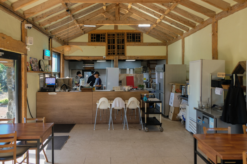 西歸浦黑豬肉湯麵餐廳開放式廚房，整潔乾淨的料理空間