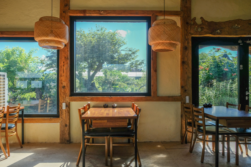 黑豬肉湯麵餐廳大片窗戶設計，用餐時可欣賞戶外綠意