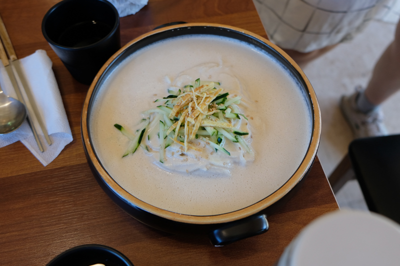 豆汁冷麵 콩국수，夏季限定的濟州在地豆漿冷麵
