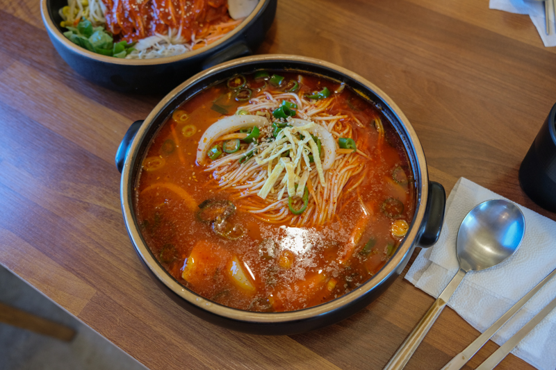 招牌東柏麵 동백국수，西歸浦人氣黑豬肉辣湯麵
