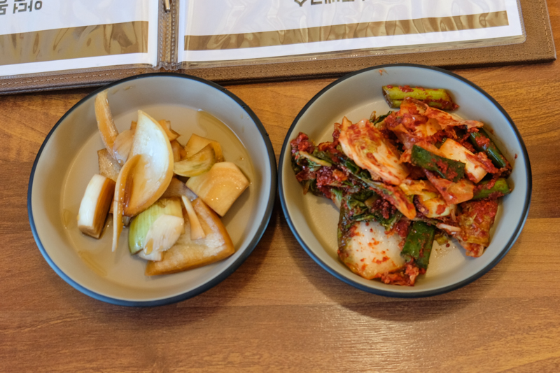 黑豬肉湯麵搭配的泡菜與醃洋蔥，用來調整麵食風味