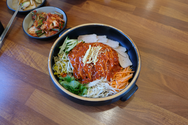 辣醬蔬菜拌麵 비빔국수，搭配黑豬肉與多種蔬菜的清爽麵食