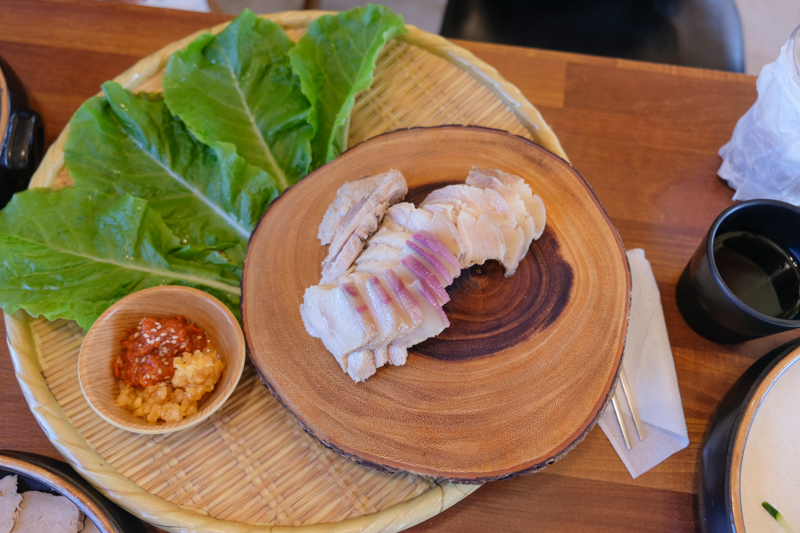 水煮黑豬肉切盤 돔베고기，濟州黑豬肉的傳統吃法