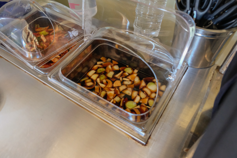 西歸浦黑豬肉湯麵附的小菜，泡菜與醃洋蔥可自由取用