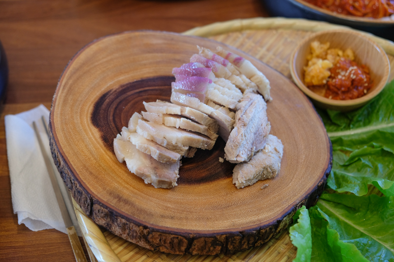 水煮黑豬肉切盤份量展示，適合2到3人分食