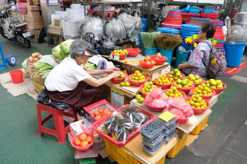 韓國｜濟州島 西歸浦每日偶來市場 서귀포매일올레시장：必逛在地市場、美食小吃一次整理