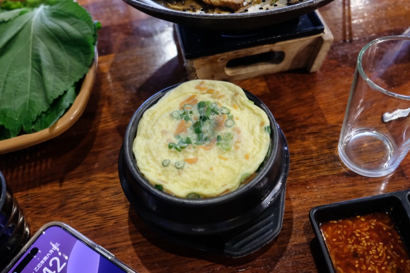 韓國｜濟州島美食 嚴選豬腳 老衡店 깐깐한족발 제주노형점：炭火烤韓式豬腳必吃推薦