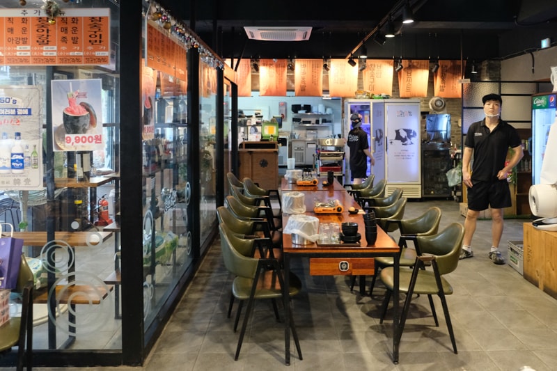 韓國｜濟州島美食 嚴選豬腳 老衡店 깐깐한족발 제주노형점：炭火烤韓式豬腳必吃推薦