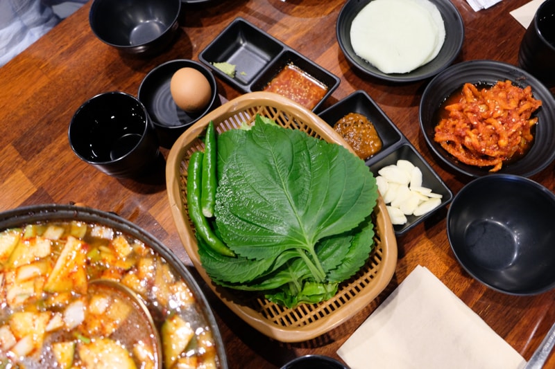 韓國｜濟州島美食 嚴選豬腳 老衡店 깐깐한족발 제주노형점：炭火烤韓式豬腳必吃推薦