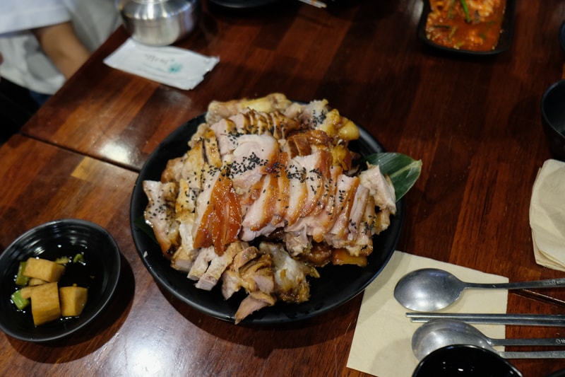 韓國｜濟州島美食 嚴選豬腳 老衡店 깐깐한족발 제주노형점：炭火烤韓式豬腳必吃推薦