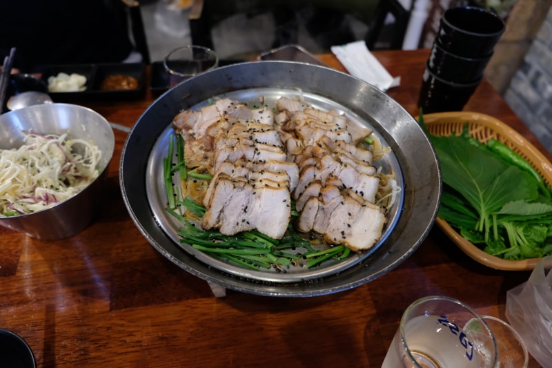 韓國｜濟州島美食 嚴選豬腳 老衡店 깐깐한족발 제주노형점：炭火烤韓式豬腳必吃推薦