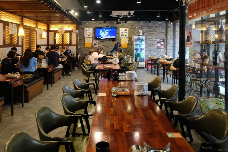 韓國｜濟州島美食 嚴選豬腳 老衡店 깐깐한족발 제주노형점：炭火烤韓式豬腳必吃推薦