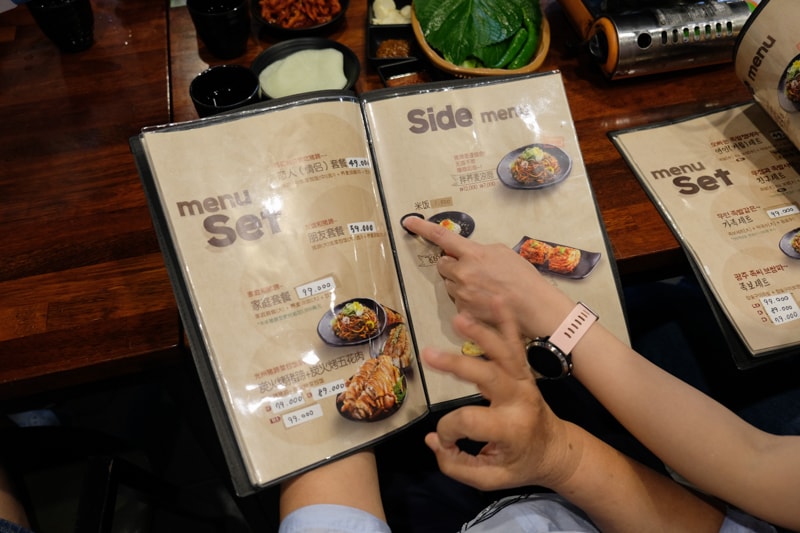 韓國｜濟州島美食 嚴選豬腳 老衡店 깐깐한족발 제주노형점：炭火烤韓式豬腳必吃推薦