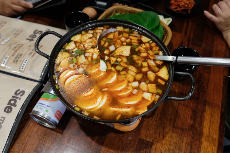 韓國｜濟州島美食 嚴選豬腳 老衡店 깐깐한족발 제주노형점：炭火烤韓式豬腳必吃推薦