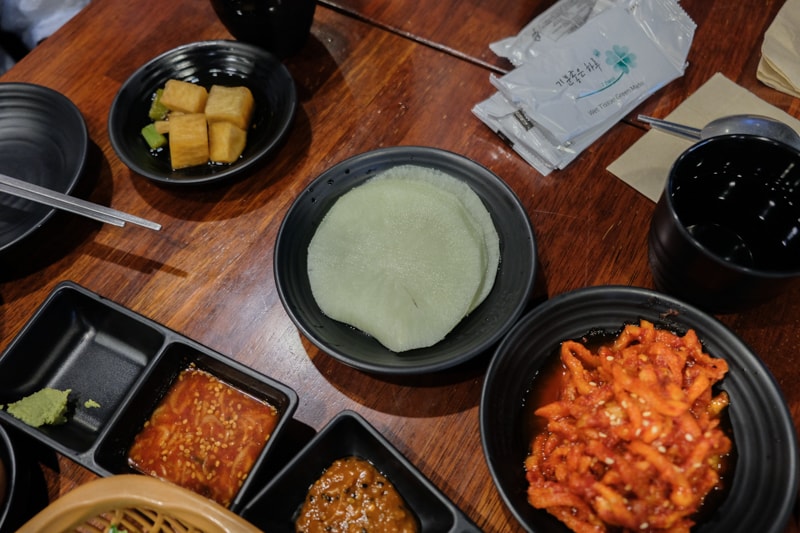 韓國｜濟州島美食 嚴選豬腳 老衡店 깐깐한족발 제주노형점：炭火烤韓式豬腳必吃推薦