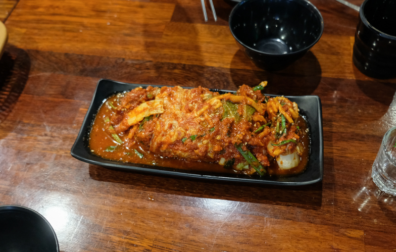 韓國｜濟州島美食 嚴選豬腳 老衡店 깐깐한족발 제주노형점：炭火烤韓式豬腳必吃推薦