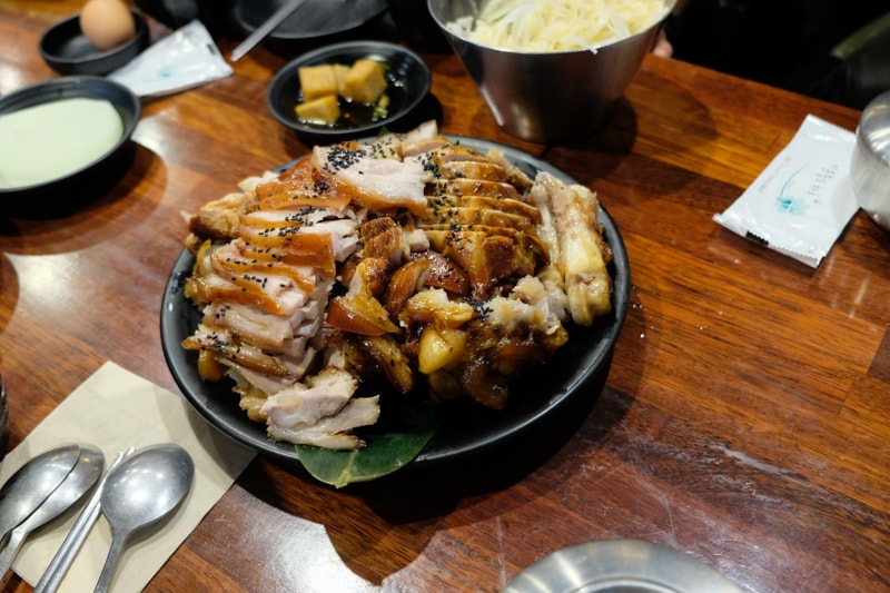 韓國｜濟州島美食 嚴選豬腳 老衡店 깐깐한족발 제주노형점：炭火烤韓式豬腳必吃推薦