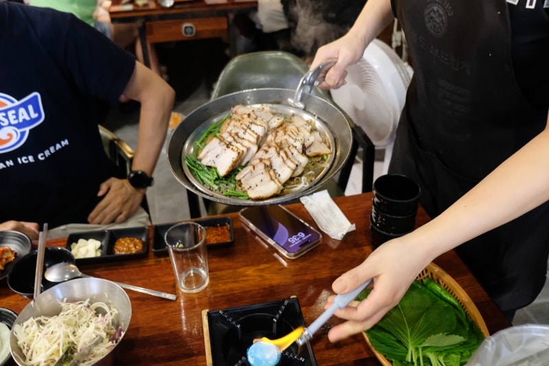 韓國｜濟州島美食 嚴選豬腳 老衡店 깐깐한족발 제주노형점：炭火烤韓式豬腳必吃推薦