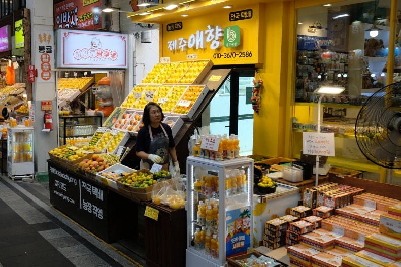 韓國｜濟州島 西歸浦每日偶來市場 서귀포매일올레시장：必逛在地市場、美食小吃一次整理