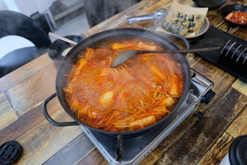 韓國|濟州島 人情紫菜飯捲 & 辣炒年糕 인정김밥&떡볶이:神話世界、Osulloc 綠茶博物館附近美食小吃 - 第5張圖 韓國|濟州島 人情紫菜飯捲 & 辣炒年糕 인정김밥&떡볶이:神話世界、Osulloc 綠茶博物館附近美食小吃