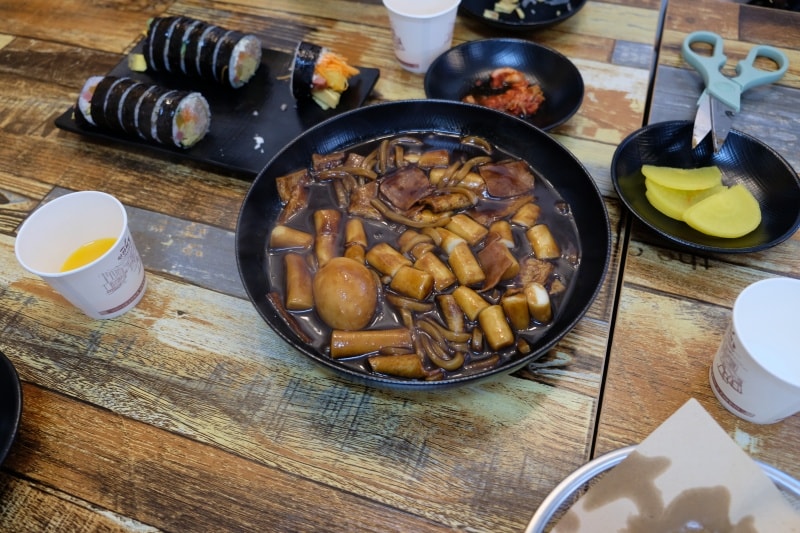 韓國|濟州島 人情紫菜飯捲 & 辣炒年糕 인정김밥&떡볶이:神話世界、Osulloc 綠茶博物館附近美食小吃 - 第6張圖 韓國|濟州島 人情紫菜飯捲 & 辣炒年糕 인정김밥&떡볶이:神話世界、Osulloc 綠茶博物館附近美食小吃
