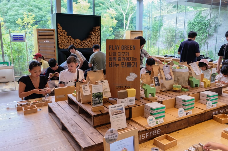 裡面也有手工皂 DIY 的活動。我們家三個小朋友在這邊認真了好一段時間。