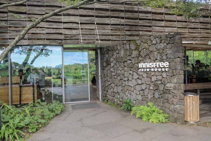  這一棟建築主要是販售Innisfree JEJU HOUSE的保養品與香氛。 