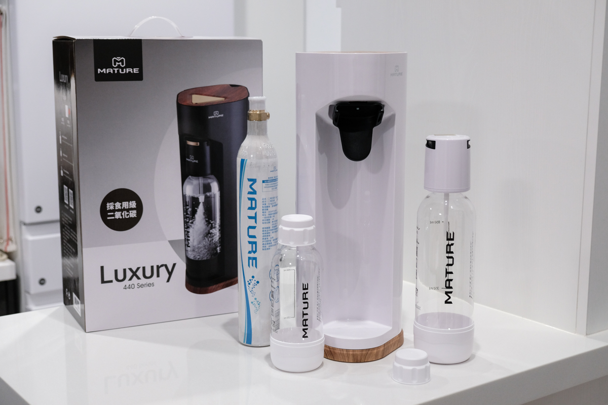 MATURE美萃 Luxury440氣泡水機開箱|雙規格氣瓶任選、免插電美型設計,不只做氣泡水,果汁、咖啡、梅酒也能直接變氣泡飲 - 第2張圖 MATURE美萃 Luxury440氣泡水機開箱|雙規格氣瓶任選、免插電美型設計,不只做氣泡水,果汁、咖啡、梅酒也能直接變氣泡飲